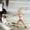 Lindsay Lohan : torride sur une plage de Malibu... Mais y'a pas quelque chose qui cloche ?