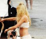 Lindsay Lohan pose pour la photographe Ellen Von Unwerth sur une plage de Malibu, samedi 5 juin, avec son bracelet SCRAM au pied.