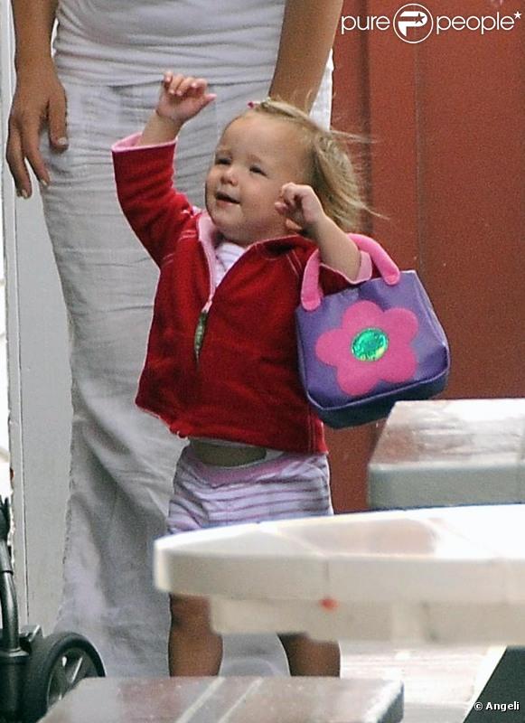 Seraphina marche seule ! (12 juin 2010 à Brentwood)
