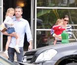 Violet dans les bras de Ben Affleck et Seraphina dans les bras de Jennifer Garner (12 juin 2010 à Brentwood)