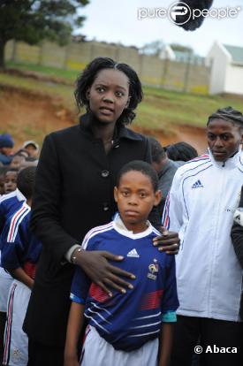 Rama Yade viste à son tour un township de Knysna avec Jean-Pierre Escalettes et Guy Roux le 13 juin 2010, ambiance... !