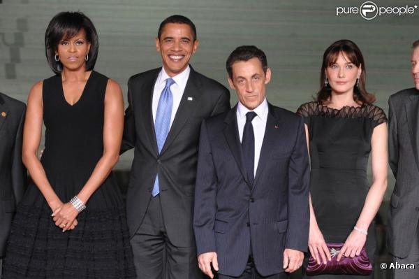 Nicolas Sarkozy, prêt à tout pour être à la hauteur de Barack Obama ! Le voici aux côtés de Barack, Michelle et de son épouse Carla Bruni. 