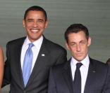 Nicolas Sarkozy, prêt à tout pour être à la hauteur de Barack Obama ! Le voici aux côtés de Barack, Michelle et de son épouse Carla Bruni.<br />
