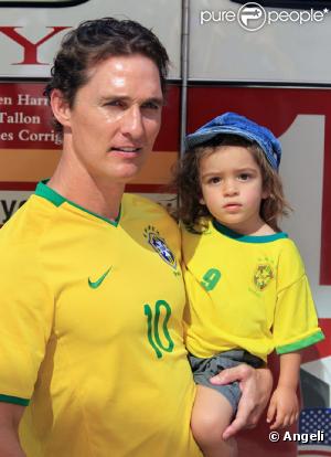Matthew McConaughey et son fils des supporters de charme et de choc !