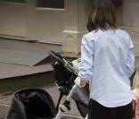 La réalisatrice américaine Sofia Coppola fait découvrir le quartier de SoHo à son nouveau-né, à New York, le 16 juin 2010.