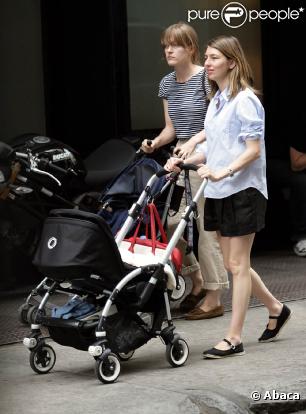 La réalisatrice américaine Sofia Coppola fait découvrir le quartier de SoHo à son nouveau-né, à New York, le 16 juin 2010.