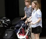 La réalisatrice américaine Sofia Coppola fait découvrir le quartier de SoHo à son nouveau-né, à New York, le 16 juin 2010.