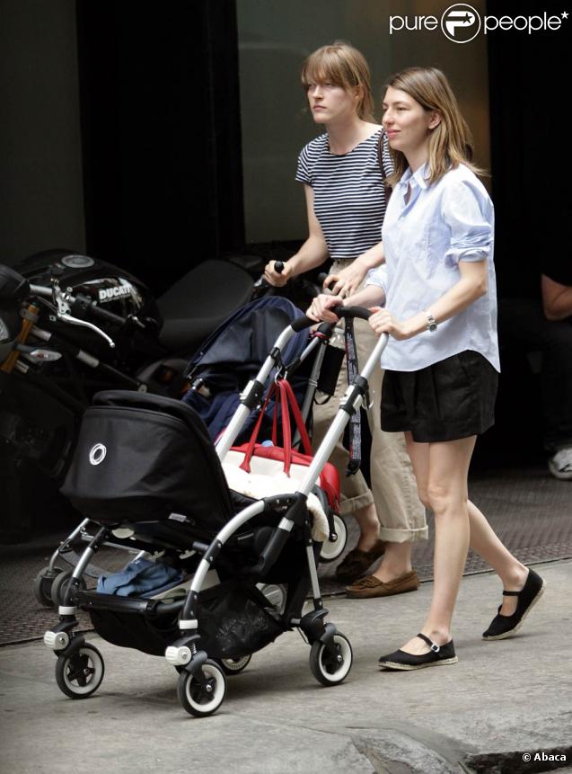 La réalisatrice américaine Sofia Coppola fait découvrir le quartier de SoHo à son nouveau-né, à New York, le 16 juin 2010.