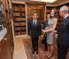 Nicolas Sarkozy et Carla Bruni à Londres pour le 70e anniversaire de l'appel du 18 juin. Ici avec le Prince Charles, dans l'ancien quartier général du chef de la France libre. 