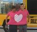 Anaïs et Jérémy relèvent le défi et enfilent, pour 500 euros, un double t-shirt rose qui leur va à ravir !