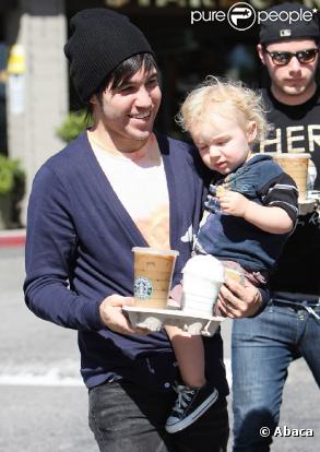 Pete Wentz et son fils Bronx Mowgli à Beverly Hills, le 18 juin 2010