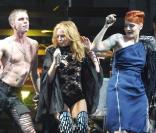 Kylie Minogue avec les Scissor Ssiters, sur la scène de Glastonbury, le 27 juin 2010 