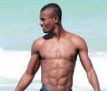 Le champion de foot ivoirien Salomon Kalou et sa superbe girlfiend Najah Wakil, lors de leurs vacances à Miami Beach, le 30 juin 2010. 
