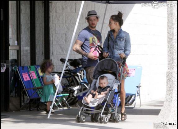 Nicole Richie et Joel Madden se promènent à Los Angeles avec Sparrow et Harlow, le 28 juin 2010