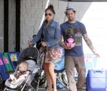 Nicole Richie et Joel Madden se promènent à Los Angeles avec Sparrow et Harlow, le 28 juin 2010