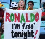 Une spectatrice supporte Cristiano Ronaldo durant le match Espagne-Portugal durant la Coupe du  Monde en Afrique de Sud en juin 2010