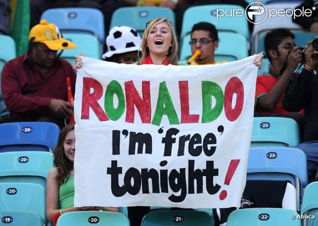 Une spectatrice supporte Cristiano Ronaldo durant le match Espagne-Portugal durant la Coupe du  Monde en Afrique de Sud en juin 2010