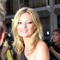 Kate Moss en reine de la nuit a sorti ses gambettes pour parader au bras de son amoureux...