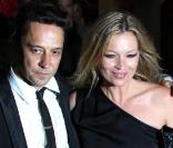 Kate Moss à Londres lors d'une soirée exposition organisée en son honneur au côté de Jamie Hince le 5 juillet 2010 