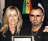 Barbara Bach et Ringo Starr qui reçoit son étoile à Hollywood, le 8 février 2010 