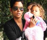 Halle Berry et son adorable petite Nahla à Los Angeles le 8 juillet 2010