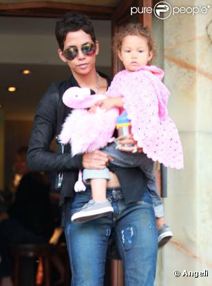 Halle Berry et son adorable petite Nahla à Los Angeles le 8 juillet 2010