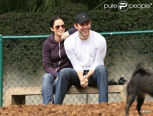 Emily Blunt et John Krasinki promènent leur chien dans un dogpark à Los Angeles en février 2010 