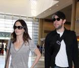 Emily Blunt et John Krasinki à l'aéroport de Los Angeles le 2 juillet 2010 