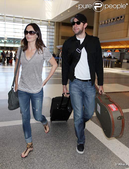 Emily Blunt et John Krasinki à l'aéroport de Los Angeles le 2 juillet 2010 