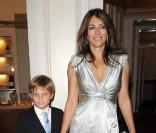 Elizabeth Hurley et son fils Damian à l'Opéra, le 13 juillet 2010 à Londres