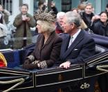 Carla, Camilla, Elisabeth : guerre de chapeaux !