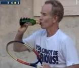 John McEnroe et Goran Ivanisevic avaient soif, très soif lors du set décisif de leur match de charité à Dubronik, en juillet 2010...