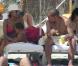 Nigel de Jong, défenseur des Pays-Bas, se console de la défaite des Oranje en finale de la Coupe du monde à l'occasion de vacances de rêve à Ibiza, avec sa femm et leurs deux enfants (photo : le 16 juillet 2010)