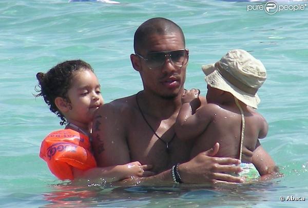 Nigel de Jong, défenseur des Pays-Bas, se console de la défaite des Oranje en finale de la Coupe du monde à l'occasion de vacances de rêve à Ibiza, avec sa femm et leurs deux enfants (photo : le 16 juillet 2010)