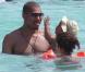 Nigel de Jong, défenseur des Pays-Bas, se console de la défaite des Oranje en finale de la Coupe du monde à l'occasion de vacances de rêve à Ibiza, avec sa femm et leurs deux enfants (photo : le 16 juillet 2010)