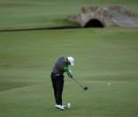 Toujours en quête d'un 15e succès dans un tournoi majeur, Tiger Woods peine à retrouver les sommets depuis le scandale de ses infidélités conjugales... Le british Open de Saint Andrews (photo le 16 juillet) ne fait pas exception.