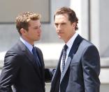 Matthew McConaughey et Ryan Phillippe sur le tournage du film The Lincoln Lawyer le 16 juillet 2010 à Los Angeles