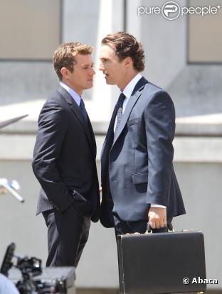 Matthew McConaughey et Ryan Phillippe sur le tournage du film The Lincoln Lawyer le 16 juillet 2010 à Los Angeles