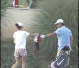 Rafael Nadal, sous le regard de sa chère Xisca, aime se ressourcer en jouant au golf sur son île de Majorque (photo : 19 juillet 2010)