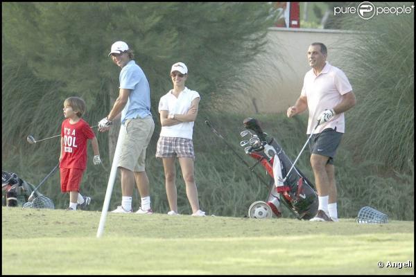 Rafael Nadal, sous le regard de sa chère Xisca, aime se ressourcer en jouant au golf sur son île de Majorque (photo : 19 juillet 2010)