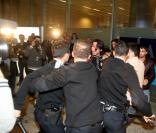Violente dispute entre des fans de Paris Hilton, les paparazzi et la police