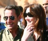 En Egypte avec Carla en décembre 2007, il a le cheveu encore bien noir et le visage très heureux !