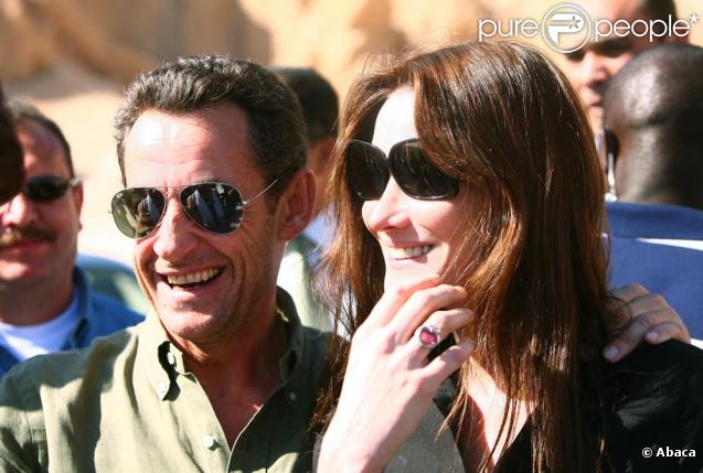 En Egypte avec Carla en décembre 2007, il a le cheveu encore bien noir et le visage très heureux !