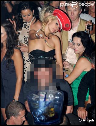 De passage par le VIP Room de St-Tropez, Paris Hilton a passé la soirée à danser, samedi 24 juillet.