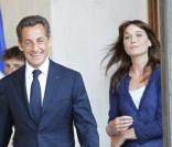 Carla Bruni et Nicolas Sarkozy sur le perron de l'Elysée le 25/07/10 afin de féliciter les coureurs français du Tour de France