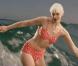 Quand Micky Green enfile ses plus beaux maillots pour sa leçon de surf pleine de charme !