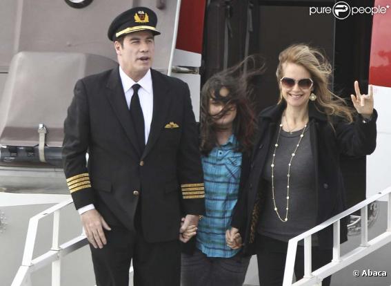 John Travolta, Kelly Preston et leur fille Ella arrivent en Afrique du Sud, le 15 juin 2010