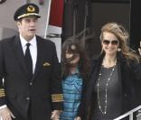 John Travolta, Kelly Preston et leur fille Ella arrivent en Afrique du Sud, le 15 juin 2010