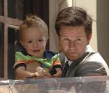 Mark Wahlberg lors de la remise de son étoile sur le Walk of Fame à Hollywood le 29 juillet 2010 : il partage son moment avec son petit Brendan 