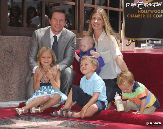 Mark Wahlberg lors de la remise de son étoile sur le Walk of Fame à Hollywood le 29 juillet 2010 : il pose avec sa femme Rhea, ses enfants, Ella, Michael, Brendan et le bébé Grace